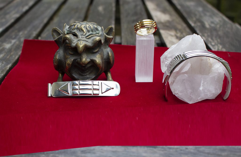 Energetischer Schmuck.      Ein Anhänger in 925/`Silber, ein massiver Armreif in 925/``Silber. Ein 585/`Gelbgold-Ring